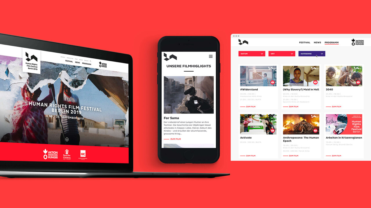 Website-Design f&uuml;r das Human Rights Film Festival auf Laptop, Smartphone und Tablet, mit rotem Hintergrund und responsivem Design, das Filmfestival-Inhalte und Veranstaltungsmedien pr&auml;sentiert.