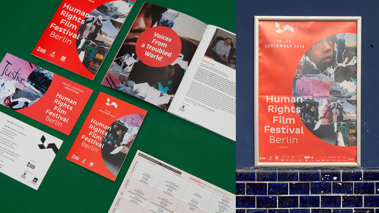 Mehrere Brosch&uuml;ren und Poster des Human Rights Film Festivals Berlin in Rot und Gr&uuml;n, die grafische Gestaltung und Layouts f&uuml;r ein Menschenrechtsfilmfestival pr&auml;sentieren, mit einem Poster an einer blauen gefliesten Wand.