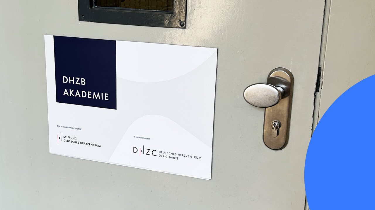 Ein T&uuml;rschild mit der Aufschrift &bdquo;DHZB Akademie" auf einer hellgrauen T&uuml;r mit Metallgriff, darunter die Logos der Stiftung Deutsches Herzzentrum und des DHZC. Ein blauer Kreis ist als Gestaltungselement am rechten Bildrand zu sehen.