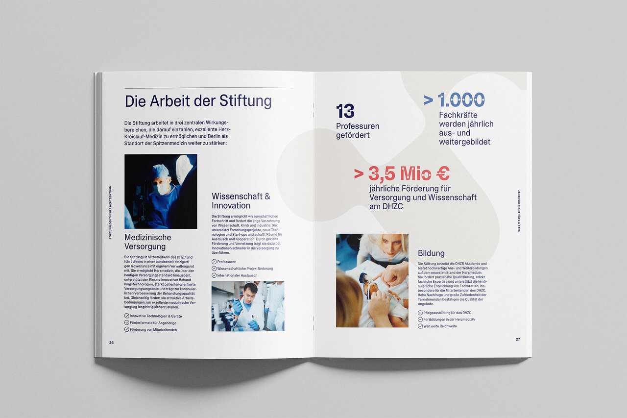 Aufgeschlagene Brosch&uuml;re mit dem Titel &bdquo;Die Arbeit der Stiftung&ldquo;, die Kennzahlen wie 13 gef&ouml;rderte Professuren, &uuml;ber 1.000 j&auml;hrlich aus- und weitergebildete Fachkr&auml;fte sowie mehr als 3,5 Mio. &euro; F&ouml;rderung pr&auml;sentiert, erg&auml;nzt durch Fotos aus dem medizinischen Bereich.