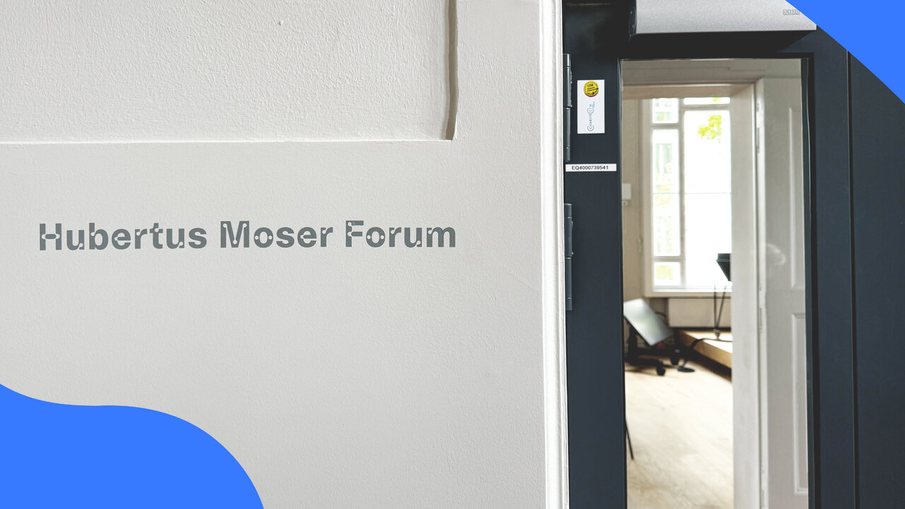 Wand mit der Aufschrift &bdquo;Hubertus Moser Forum&ldquo; neben einer ge&ouml;ffneten dunklen T&uuml;r, die den Blick in einen hellen Raum mit Fenster freigibt.