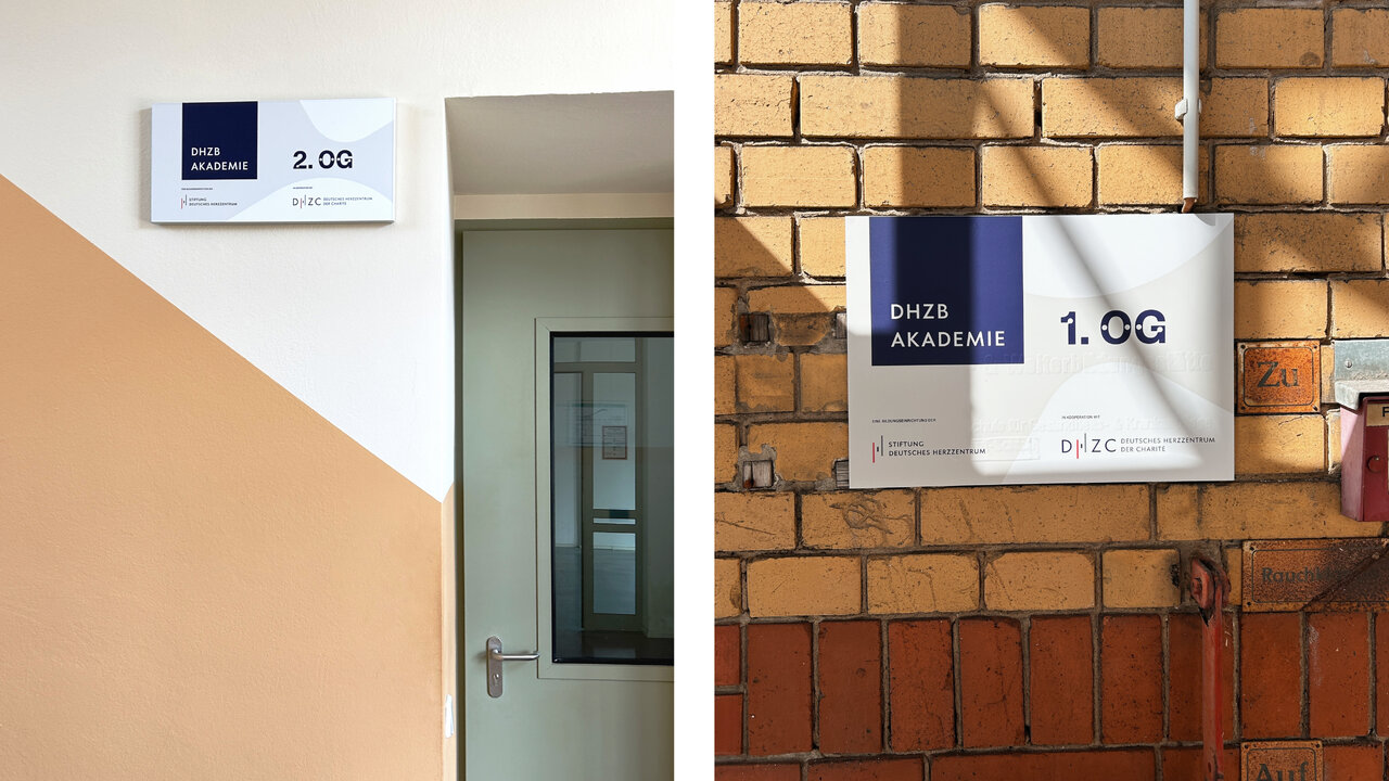 Zwei Beispiele eines Beschilderungssystems f&uuml;r die DHZB Akademie: links ein Wandschild "2.OG" neben einer T&uuml;r in einem hell gestrichenen Flur, rechts ein Schild "1.OG" an einer Ziegelsteinwand befestigt.