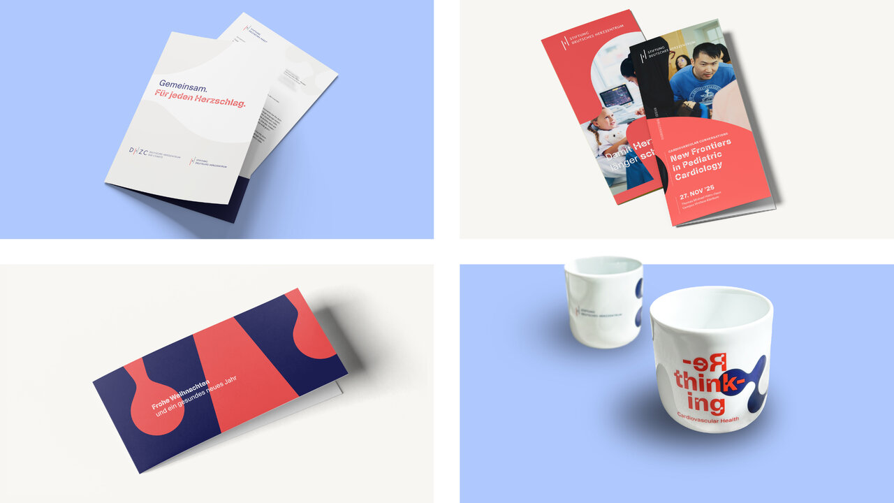 Vier Produktmockups einer Markenidentit&auml;t in Blau, Rot und Wei&szlig;: gefaltete Brosch&uuml;ren, eine Visitenkarte mit organischen Formen und zwei Tassen mit dem Schriftzug &bdquo;Re-thinking&ldquo;.