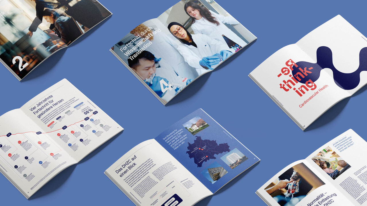 Mehrere aufgeschlagene Brosch&uuml;ren und Magazine auf blauem Hintergrund, mit Fotos von medizinischem Fachpersonal, Diagrammen, Landkarten und dem Schriftzug &bdquo;thinking&ldquo; in geschwungener Typografie.
