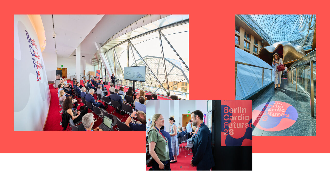 Collage von der "Berlin Cardio Futures 26"-Veranstaltung: Konferenzraum mit Publikum und Bildschirmpr&auml;sentation unter einer geschwungenen Glaskuppel, zwei Personen im Gespr&auml;ch vor Eventbeschilderung sowie eine Frau, die auf einer modernen Architekturbr&uuml;cke steht.