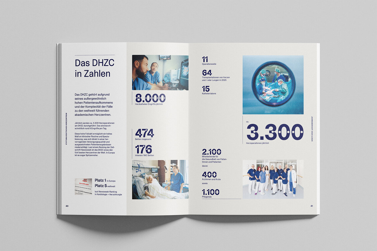 Aufgeschlagene Brosch&uuml;re mit dem Titel &bdquo;Das DHZC in Zahlen&ldquo;, die verschiedene Statistiken und Kennzahlen in gro&szlig;er Typografie zeigt, erg&auml;nzt durch Fotos von medizinischem Personal und Patientenversorgung.