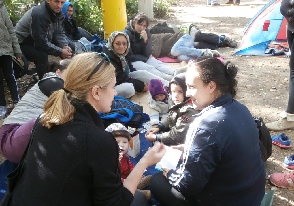 Gosia Warrink im Gespräch mit Flüchtlingen vor der Berliner LaGeSo
