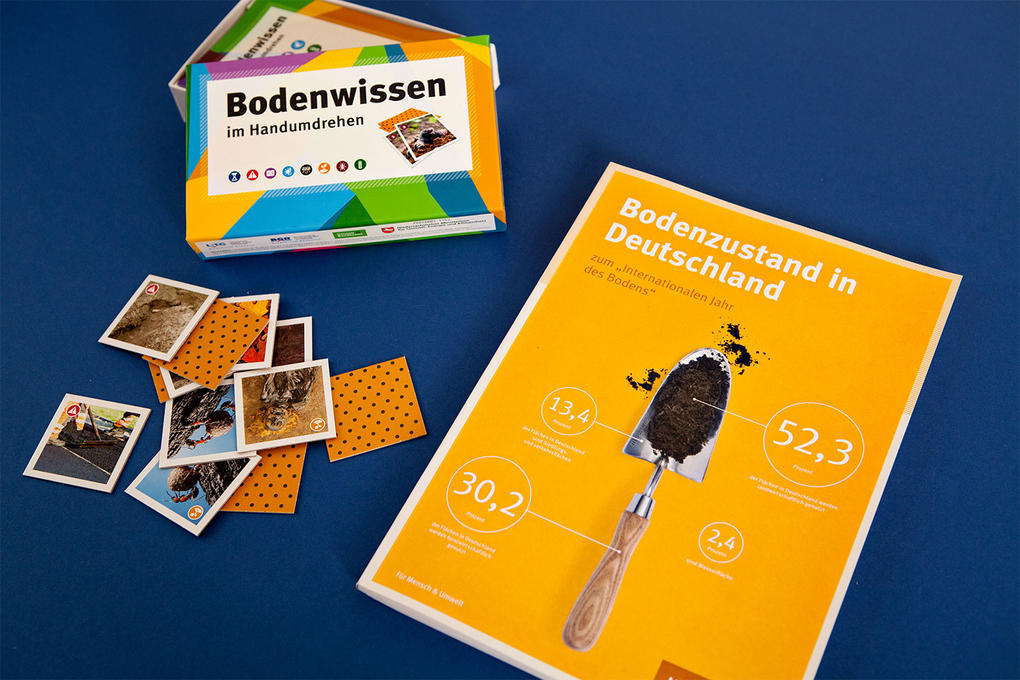 Der Bodenzustandsberichts sowie das Memory-Spiel "Bodenwissen im Handumdrehen" vom Umweltbundesamt